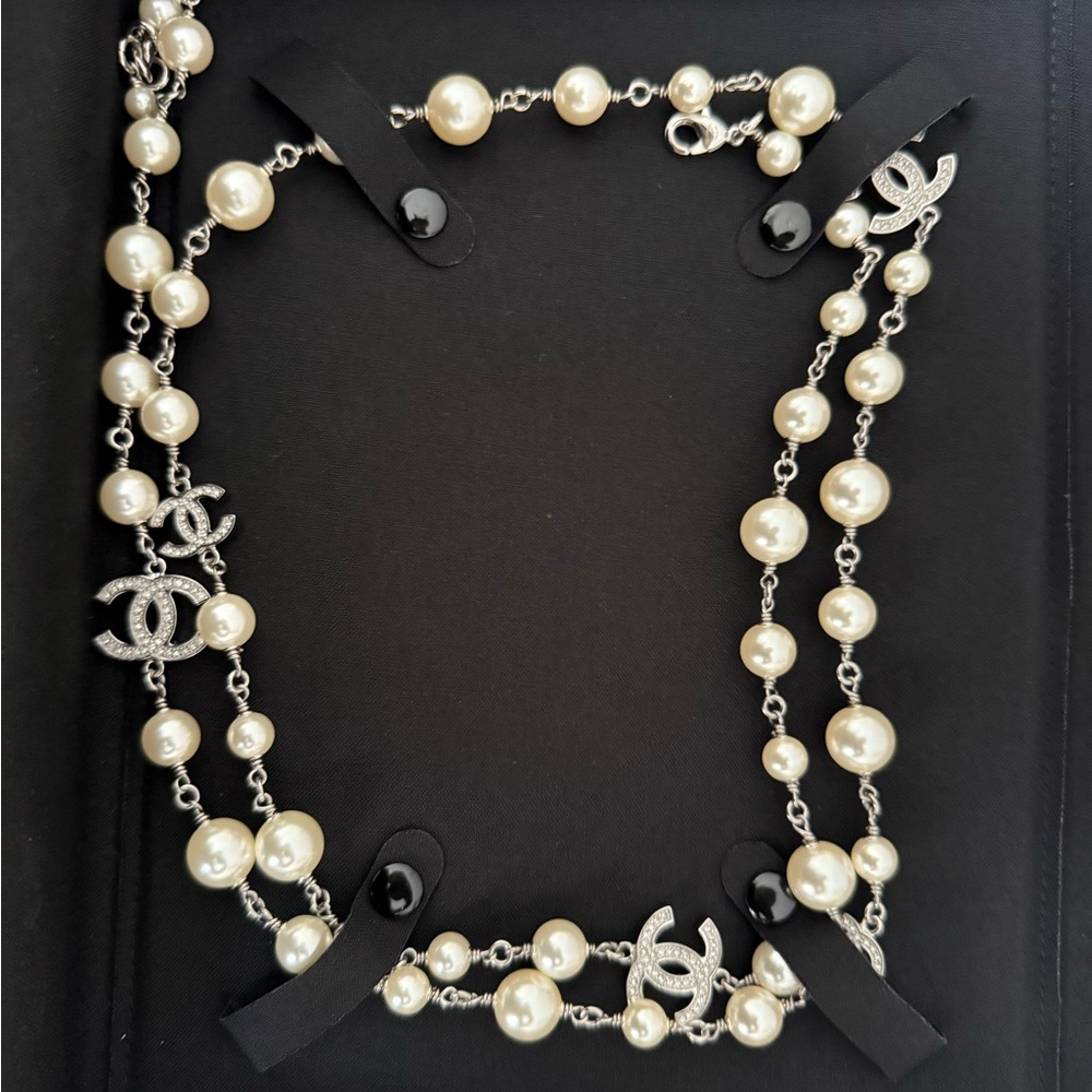 Elegant Chanel Pearl and Silver Women's Necklace